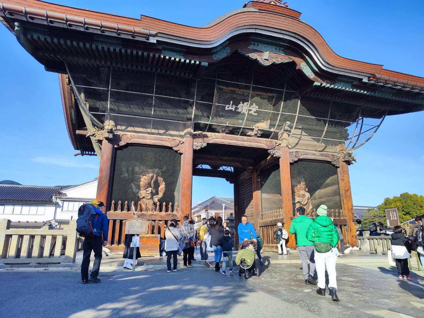 ประตูซันมงของวัดเซ็นโคจิ มีป้าย 定額山 อยู่ด้านบน
